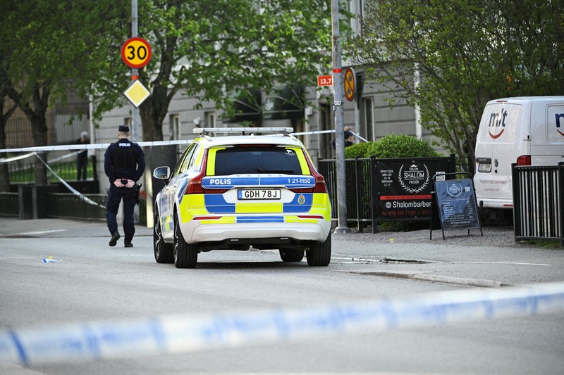 Suasana pada lokasi kejadian di mana beberapa orang terluka setelah serangkaian ledakan keras yang mengindikasikan adanya tembakan di Lapangan Vaksala, Uppsala, Swedia, Selasa (29/4/2025). (TT News Agency/Fredrik Sandberg via REUTERS) Suasana pada lokasi kejadian di mana beberapa orang terluka setelah serangkaian ledakan keras yang mengindikasikan adanya tembakan di Lapangan Vaksala, Uppsala, Swedia, Selasa (29/4/2025). (TT News Agency/Fredrik Sandberg via REUTERS)
