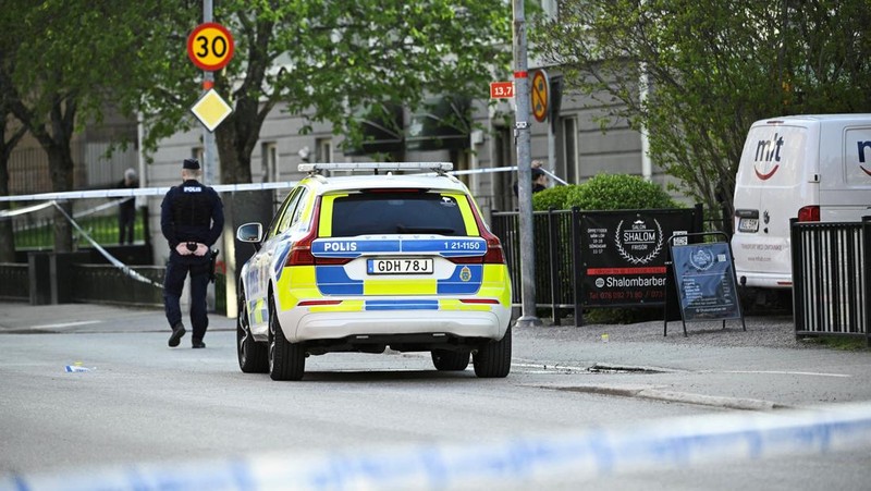 Suasana pada lokasi kejadian di mana beberapa orang terluka setelah serangkaian ledakan keras yang mengindikasikan adanya tembakan di Lapangan Vaksala, Uppsala, Swedia, Selasa (29/4/2025). (TT News Agency/Fredrik Sandberg via REUTERS)