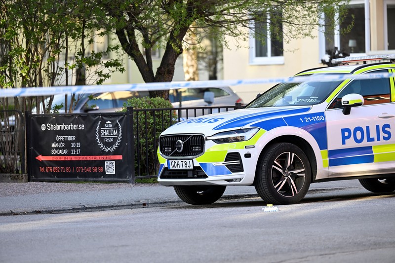 Suasana pada lokasi kejadian di mana beberapa orang terluka setelah serangkaian ledakan keras yang mengindikasikan adanya tembakan di Lapangan Vaksala, Uppsala, Swedia, Selasa (29/4/2025). (TT News Agency/Fredrik Sandberg via REUTERS) Suasana pada lokasi kejadian di mana beberapa orang terluka setelah serangkaian ledakan keras yang mengindikasikan adanya tembakan di Lapangan Vaksala, Uppsala, Swedia, Selasa (29/4/2025). (TT News Agency/Fredrik Sandberg via REUTERS)