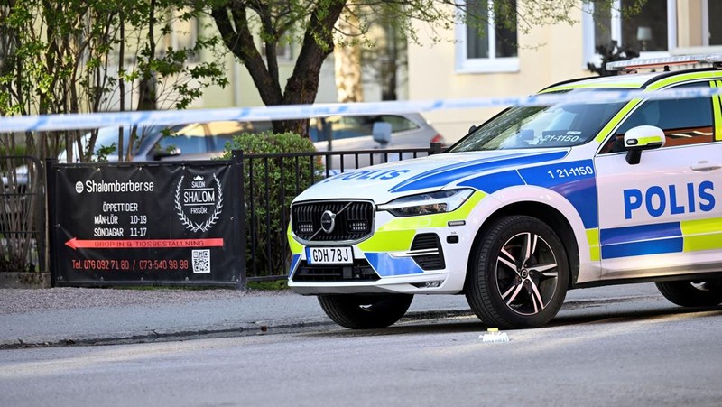 Suasana pada lokasi kejadian di mana beberapa orang terluka setelah serangkaian ledakan keras yang mengindikasikan adanya tembakan di Lapangan Vaksala, Uppsala, Swedia, Selasa (29/4/2025). (TT News Agency/Fredrik Sandberg via REUTERS)
