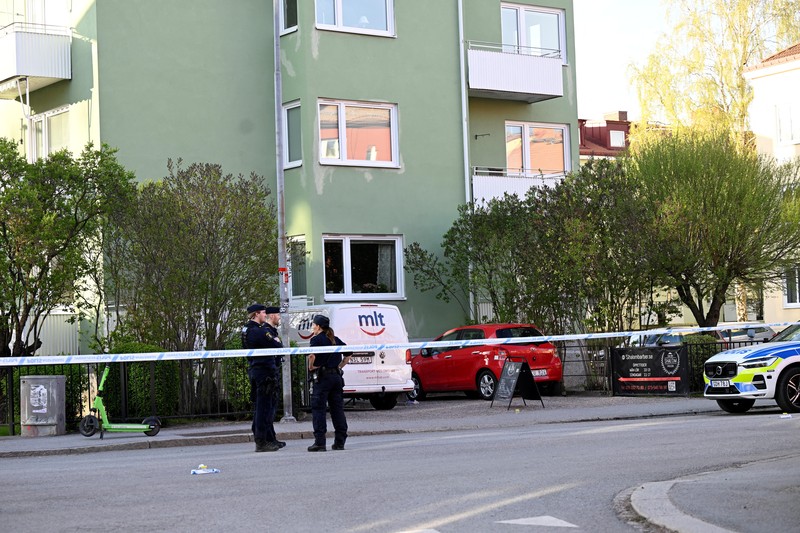 Suasana pada lokasi kejadian di mana beberapa orang terluka setelah serangkaian ledakan keras yang mengindikasikan adanya tembakan di Lapangan Vaksala, Uppsala, Swedia, Selasa (29/4/2025). (TT News Agency/Fredrik Sandberg via REUTERS) Suasana pada lokasi kejadian di mana beberapa orang terluka setelah serangkaian ledakan keras yang mengindikasikan adanya tembakan di Lapangan Vaksala, Uppsala, Swedia, Selasa (29/4/2025). (TT News Agency/Fredrik Sandberg via REUTERS)