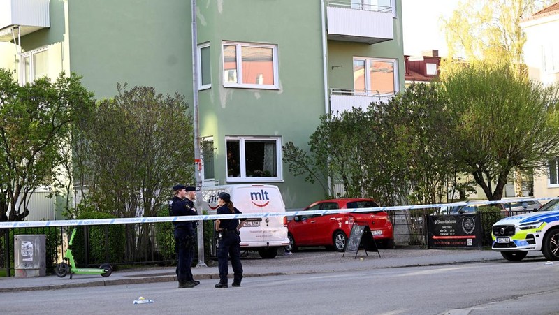 Suasana pada lokasi kejadian di mana beberapa orang terluka setelah serangkaian ledakan keras yang mengindikasikan adanya tembakan di Lapangan Vaksala, Uppsala, Swedia, Selasa (29/4/2025). (TT News Agency/Fredrik Sandberg via REUTERS)