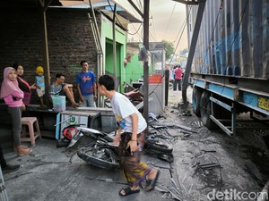 Truk Ugal-ugalan di Gresik Seruduk 3 Motor, 2 Mobil dan 1 Truk Lain