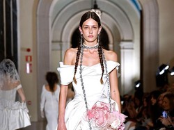 Vivienne Westwood Gelar Show Bridal Pertamanya, Bawa Punk ke Pelaminan Vivienne Westwood Gelar Show Bridal Pertamanya, Bawa Punk ke Pelaminan