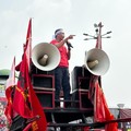 Aksi Buruh di Depan Gedung DPR, Sebut RI Kaya Tambang-Pajak Orang Kaya