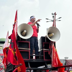 Aksi Buruh di Depan Gedung DPR, Sebut RI Kaya Tambang-Pajak Orang Kaya