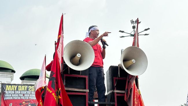 Aksi Buruh di Depan Gedung DPR, Sebut RI Kaya Tambang-Pajak Orang Kaya
