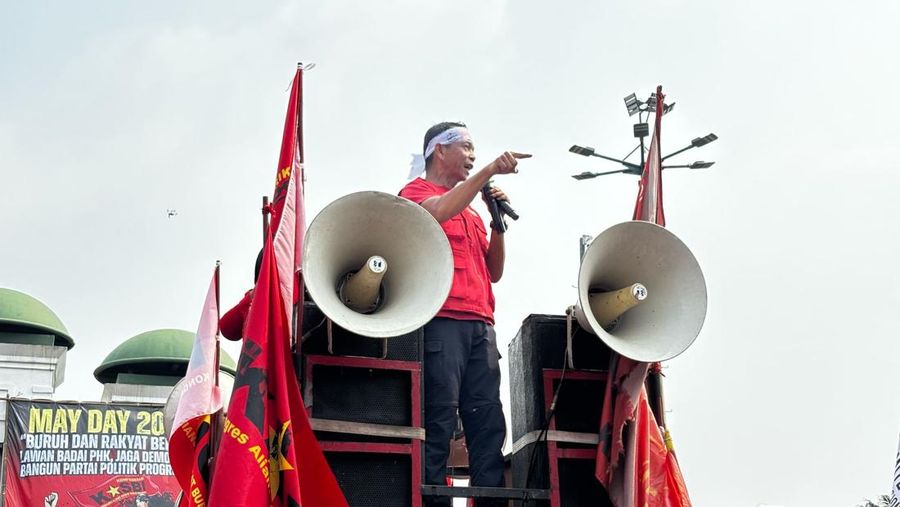 Aksi buruh di depan Gedung DPR/MPR/DPD, Senayan, Jakarta Pusat, Kamis (1/5/2025).