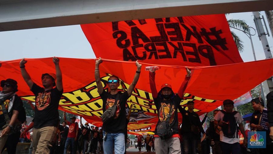 Aksi long march dari Konfederasi KASBI dan Aliansi Gerakan Buruh Bersama Rakyat (GEBRAK) saat demo May Day di Kawasan depan Gedung DPR, Jakarta, Kamis (1/5/2025). (CNBC Indonesia/Muhammad Sabki)