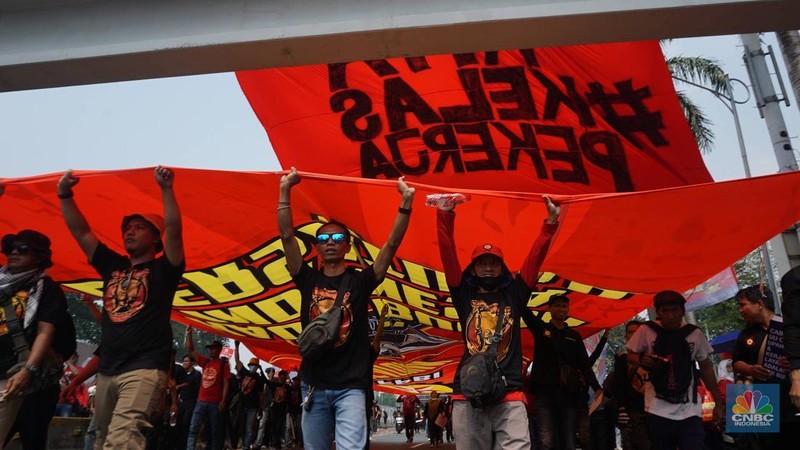 Aksi long march dari Konfederasi KASBI dan Aliansi Gerakan Buruh Bersama Rakyat (GEBRAK) saat demo May Day di Kawasan depan Gedung DPR, Jakarta, Kamis (1/5/2025). (CNBC Indonesia/Muhammad Sabki)