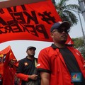 Aksi long march dari Konfederasi KASBI dan Aliansi Gerakan Buruh Bersama Rakyat (GEBRAK) saat demo May Day di Kawasan depan Gedung DPR, Jakarta, Kamis (1/5/2025). (CNBC Indonesia/Muhammad Sabki)