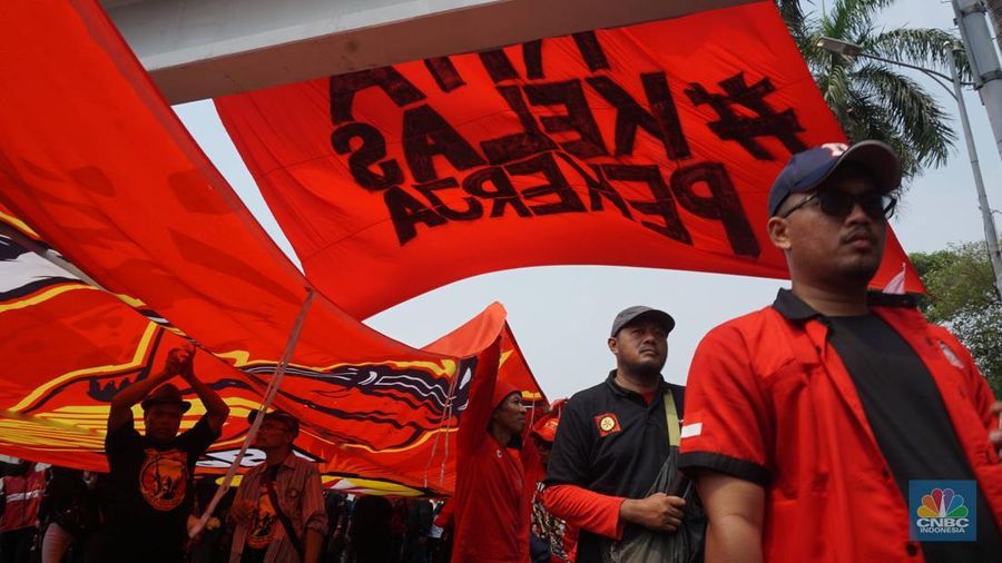 Aksi long march dari Konfederasi KASBI dan Aliansi Gerakan Buruh Bersama Rakyat (GEBRAK) saat demo May Day di Kawasan depan Gedung DPR, Jakarta, Kamis (1/5/2025). (CNBC Indonesia/Muhammad Sabki)