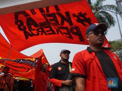 Aksi long march dari Konfederasi KASBI dan Aliansi Gerakan Buruh Bersama Rakyat (GEBRAK) saat demo May Day di Kawasan depan Gedung DPR, Jakarta, Kamis (1/5/2025). (CNBC Indonesia/Muhammad Sabki)