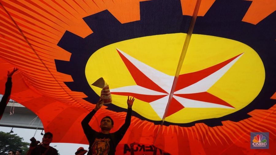Aksi long march dari Konfederasi KASBI dan Aliansi Gerakan Buruh Bersama Rakyat (GEBRAK) saat demo May Day di Kawasan depan Gedung DPR, Jakarta, Kamis (1/5/2025). (CNBC Indonesia/Muhammad Sabki)