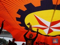 Aksi Buruh Padati Depan Gedung DPR