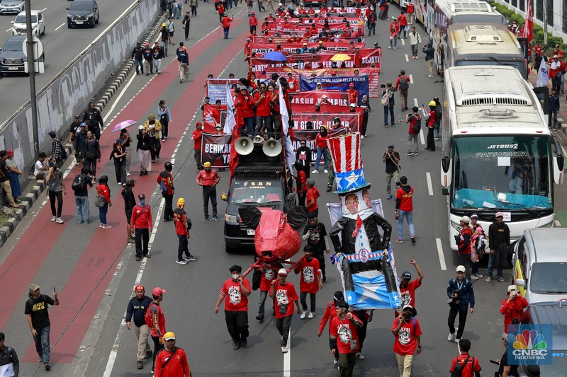 Aksi long march dari Konfederasi KASBI dan Aliansi Gerakan Buruh Bersama Rakyat (GEBRAK) saat demo May Day di Kawasan depan Gedung DPR, Jakarta, Kamis (1/5/2025). (CNBC Indonesia/Muhammad Sabki) Aksi long march dari Konfederasi KASBI dan Aliansi Gerakan Buruh Bersama Rakyat (GEBRAK) saat demo May Day di Kawasan depan Gedung DPR, Jakarta, Kamis (1/5/2025). (CNBC Indonesia/Muhammad Sabki)