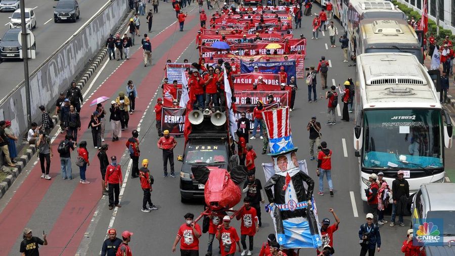 Aksi long march dari Konfederasi KASBI dan Aliansi Gerakan Buruh Bersama Rakyat (GEBRAK) saat demo May Day di Kawasan depan Gedung DPR, Jakarta, Kamis (1/5/2025). (CNBC Indonesia/Muhammad Sabki)