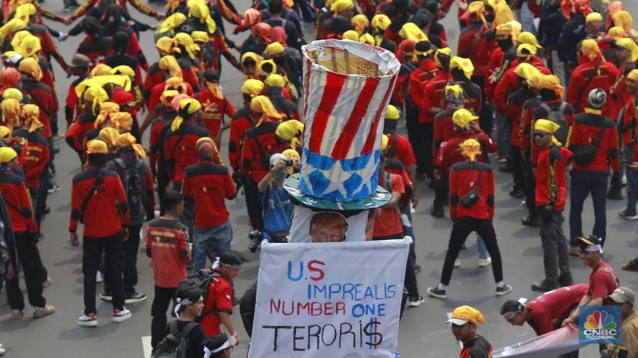 Aksi long march dari Konfederasi KASBI dan Aliansi Gerakan Buruh Bersama Rakyat (GEBRAK) saat demo May Day di Kawasan depan Gedung DPR, Jakarta, Kamis (1/5/2025). (CNBC Indonesia/Muhammad Sabki)