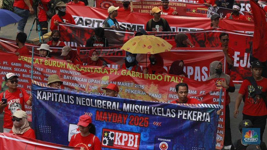 Aksi long march dari Konfederasi KASBI dan Aliansi Gerakan Buruh Bersama Rakyat (GEBRAK) saat demo May Day di Kawasan depan Gedung DPR, Jakarta, Kamis (1/5/2025). (CNBC Indonesia/Muhammad Sabki)