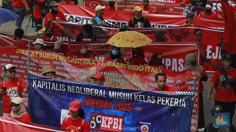 Aksi long march dari Konfederasi KASBI dan Aliansi Gerakan Buruh Bersama Rakyat (GEBRAK) saat demo May Day di Kawasan depan Gedung DPR, Jakarta, Kamis (1/5/2025). (CNBC Indonesia/Muhammad Sabki)