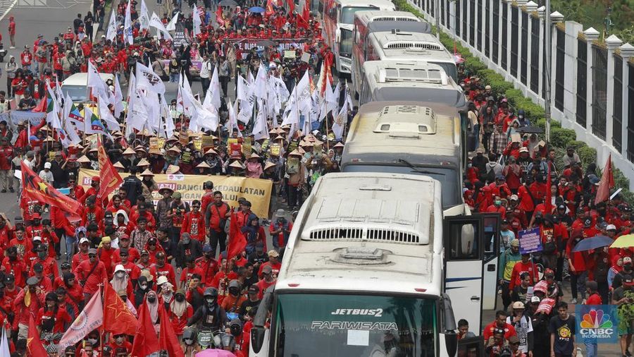 Aksi long march dari Konfederasi KASBI dan Aliansi Gerakan Buruh Bersama Rakyat (GEBRAK) saat demo May Day di Kawasan depan Gedung DPR, Jakarta, Kamis (1/5/2025). (CNBC Indonesia/Muhammad Sabki)