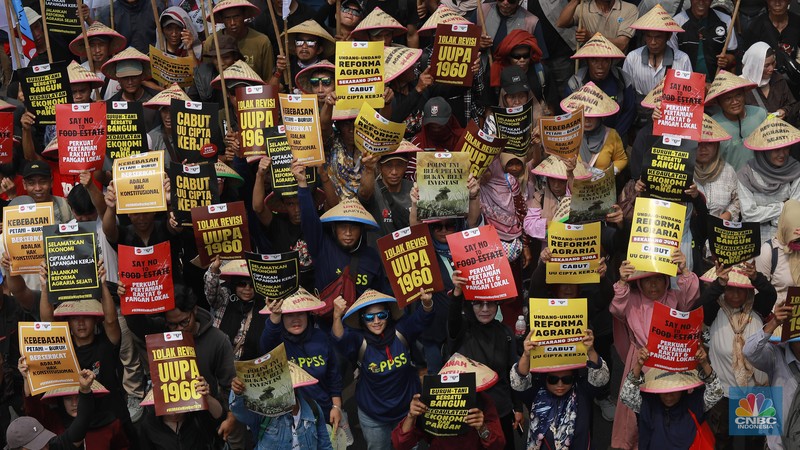 Aksi long march dari Konfederasi KASBI dan Aliansi Gerakan Buruh Bersama Rakyat (GEBRAK) saat demo May Day di Kawasan depan Gedung DPR, Jakarta, Kamis (1/5/2025). (CNBC Indonesia/Muhammad Sabki)