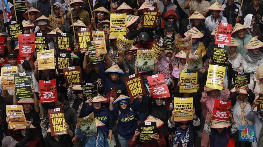 Aksi long march dari Konfederasi KASBI dan Aliansi Gerakan Buruh Bersama Rakyat (GEBRAK) saat demo May Day di Kawasan depan Gedung DPR, Jakarta, Kamis (1/5/2025). (CNBC Indonesia/Muhammad Sabki)