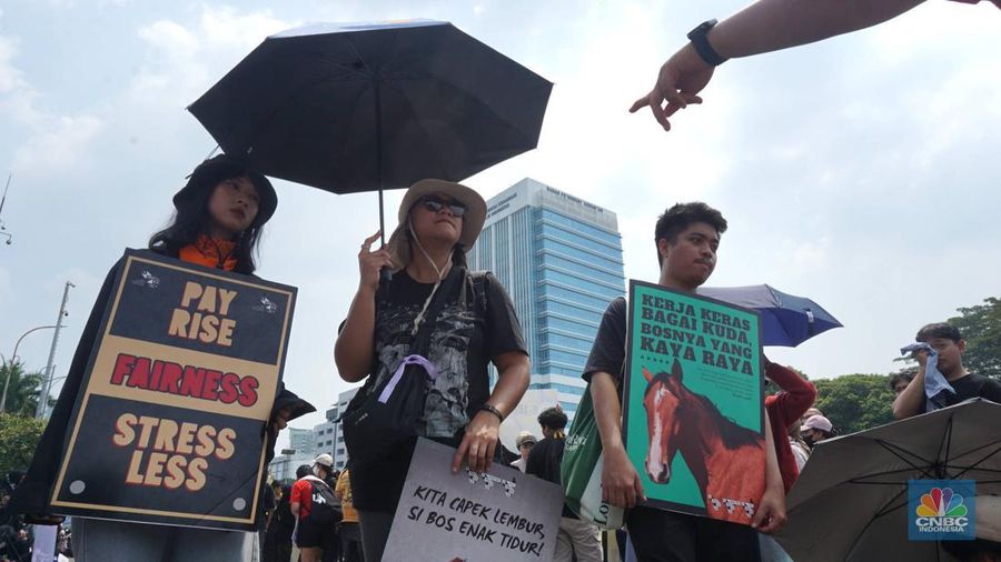 Aksi long march dari Konfederasi KASBI dan Aliansi Gerakan Buruh Bersama Rakyat (GEBRAK) saat demo May Day di Kawasan depan Gedung DPR, Jakarta, Kamis (1/5/2025). (CNBC Indonesia/Muhammad Sabki)