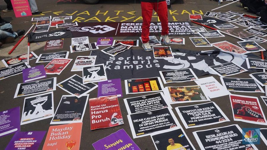 Aksi long march dari Konfederasi KASBI dan Aliansi Gerakan Buruh Bersama Rakyat (GEBRAK) saat demo May Day di Kawasan depan Gedung DPR, Jakarta, Kamis (1/5/2025). (CNBC Indonesia/Muhammad Sabki)