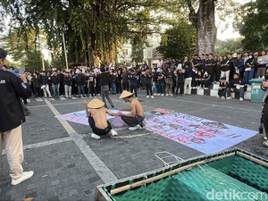 Aksi Hari Buruh di Solo: Bagi-bagi Sayur-Teatrikal