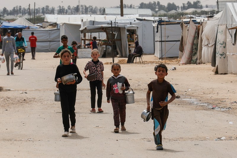 Anak Palestina Osama Al-Reqep, 5 tahun, terbaring di ranjang di Rumah Sakit Nasser tempat ia menerima perawatan, di Khan Younis, di Jalur Gaza selatan, 1 Mei 2025. (REUTERS/Hatem Khaled)