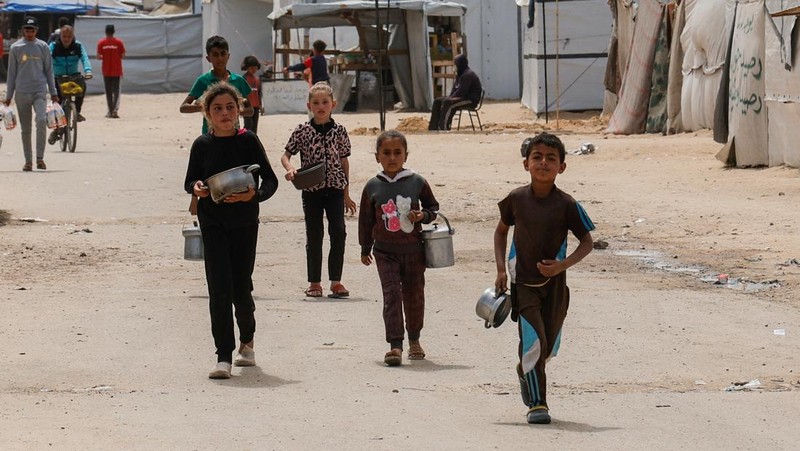 Anak Palestina Osama Al-Reqep, 5 tahun, terbaring di ranjang di Rumah Sakit Nasser tempat ia menerima perawatan, di Khan Younis, di Jalur Gaza selatan, 1 Mei 2025. (REUTERS/Hatem Khaled)
