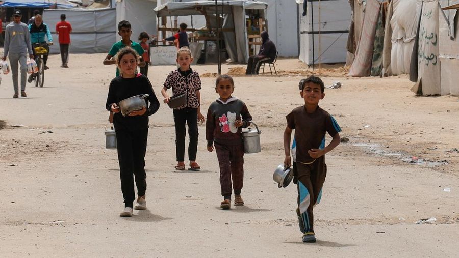 Anak Palestina Osama Al-Reqep, 5 tahun, terbaring di ranjang di Rumah Sakit Nasser tempat ia menerima perawatan, di Khan Younis, di Jalur Gaza selatan, 1 Mei 2025. (REUTERS/Hatem Khaled) Anak Palestina Osama Al-Reqep, 5 tahun, terbaring di ranjang di Rumah Sakit Nasser tempat ia menerima perawatan, di Khan Younis, di Jalur Gaza selatan, 1 Mei 2025. (REUTERS/Hatem Khaled)
