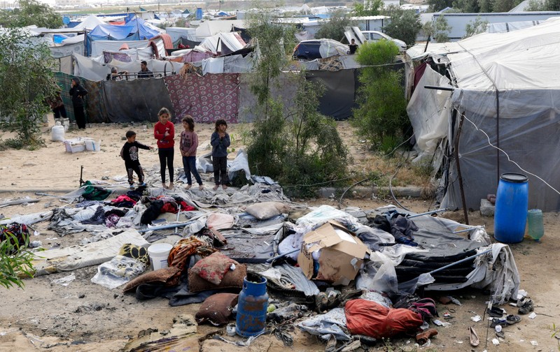 Anak Palestina Osama Al-Reqep, 5 tahun, terbaring di ranjang di Rumah Sakit Nasser tempat ia menerima perawatan, di Khan Younis, di Jalur Gaza selatan, 1 Mei 2025. (REUTERS/Hatem Khaled)