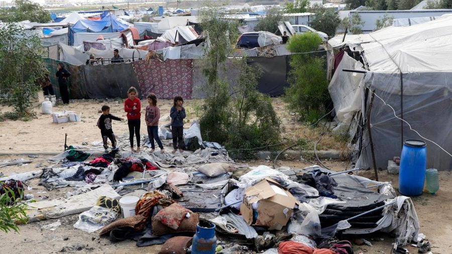 Anak Palestina Osama Al-Reqep, 5 tahun, terbaring di ranjang di Rumah Sakit Nasser tempat ia menerima perawatan, di Khan Younis, di Jalur Gaza selatan, 1 Mei 2025. (REUTERS/Hatem Khaled) Anak Palestina Osama Al-Reqep, 5 tahun, terbaring di ranjang di Rumah Sakit Nasser tempat ia menerima perawatan, di Khan Younis, di Jalur Gaza selatan, 1 Mei 2025. (REUTERS/Hatem Khaled)