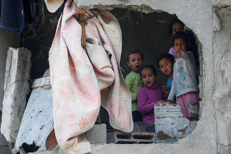 Anak Palestina Osama Al-Reqep, 5 tahun, terbaring di ranjang di Rumah Sakit Nasser tempat ia menerima perawatan, di Khan Younis, di Jalur Gaza selatan, 1 Mei 2025. (REUTERS/Hatem Khaled)