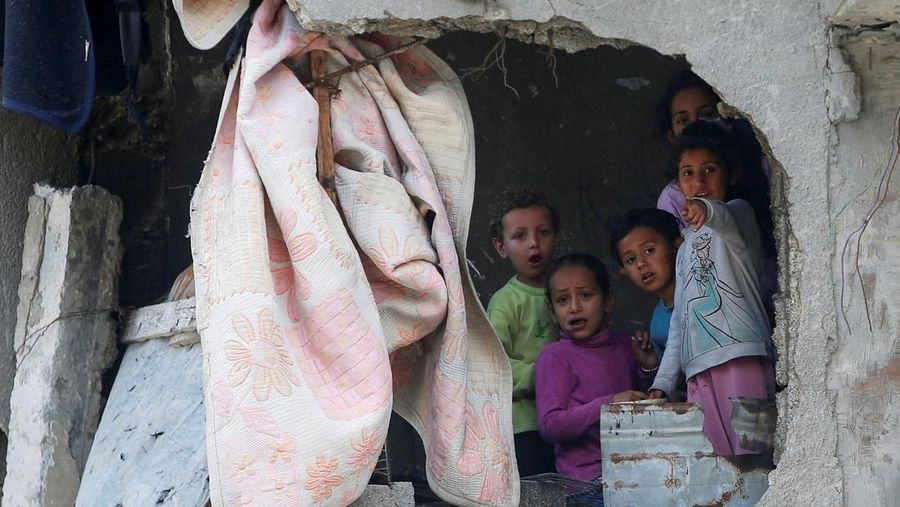 Anak Palestina Osama Al-Reqep, 5 tahun, terbaring di ranjang di Rumah Sakit Nasser tempat ia menerima perawatan, di Khan Younis, di Jalur Gaza selatan, 1 Mei 2025. (REUTERS/Hatem Khaled) Anak Palestina Osama Al-Reqep, 5 tahun, terbaring di ranjang di Rumah Sakit Nasser tempat ia menerima perawatan, di Khan Younis, di Jalur Gaza selatan, 1 Mei 2025. (REUTERS/Hatem Khaled)