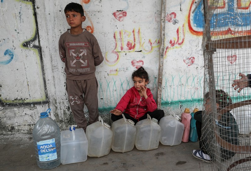 Anak Palestina Osama Al-Reqep, 5 tahun, terbaring di ranjang di Rumah Sakit Nasser tempat ia menerima perawatan, di Khan Younis, di Jalur Gaza selatan, 1 Mei 2025. (REUTERS/Hatem Khaled)