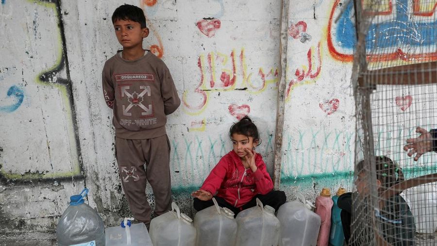 Anak Palestina Osama Al-Reqep, 5 tahun, terbaring di ranjang di Rumah Sakit Nasser tempat ia menerima perawatan, di Khan Younis, di Jalur Gaza selatan, 1 Mei 2025. (REUTERS/Hatem Khaled)