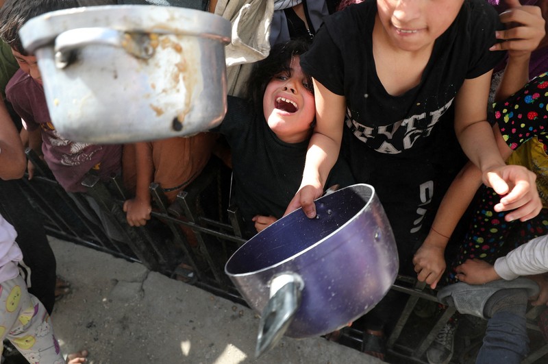 Anak Palestina Osama Al-Reqep, 5 tahun, terbaring di ranjang di Rumah Sakit Nasser tempat ia menerima perawatan, di Khan Younis, di Jalur Gaza selatan, 1 Mei 2025. (REUTERS/Hatem Khaled)