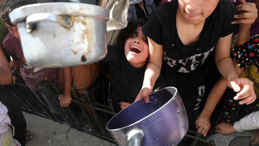 Anak Palestina Osama Al-Reqep, 5 tahun, terbaring di ranjang di Rumah Sakit Nasser tempat ia menerima perawatan, di Khan Younis, di Jalur Gaza selatan, 1 Mei 2025. (REUTERS/Hatem Khaled) Anak Palestina Osama Al-Reqep, 5 tahun, terbaring di ranjang di Rumah Sakit Nasser tempat ia menerima perawatan, di Khan Younis, di Jalur Gaza selatan, 1 Mei 2025. (REUTERS/Hatem Khaled)