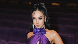 7 Foto Anya Geraldine dengan Gaun Ungu di Premier Mendadak Dangdut 2025