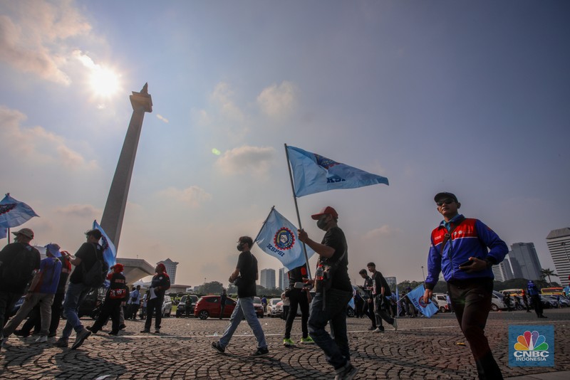 Buruh menghadiri peringatan Hari Buruh atau May Day di kawasan Monas, Jakarta, Kamis (1/5/2025). (CNBC Indonesia/Faisal Rahman)