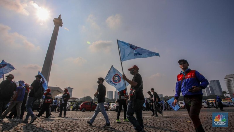 Buruh menghadiri peringatan Hari Buruh atau May Day di kawasan Monas, Jakarta, Kamis (1/5/2025). (CNBC Indonesia/Faisal Rahman)