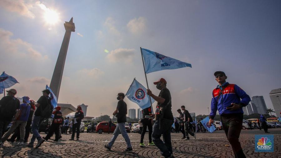 Buruh menghadiri peringatan Hari Buruh atau May Day di kawasan Monas, Jakarta, Kamis (1/5/2025). (CNBC Indonesia/Faisal Rahman) Buruh menghadiri peringatan Hari Buruh atau May Day di kawasan Monas, Jakarta, Kamis (1/5/2025). (CNBC Indonesia/Faisal Rahman)