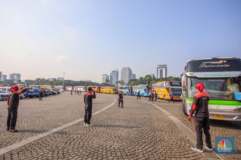 Buruh menghadiri peringatan Hari Buruh atau May Day di kawasan Monas, Jakarta, Kamis (1/5/2025). (CNBC Indonesia/Faisal Rahman) Buruh menghadiri peringatan Hari Buruh atau May Day di kawasan Monas, Jakarta, Kamis (1/5/2025). (CNBC Indonesia/Faisal Rahman)