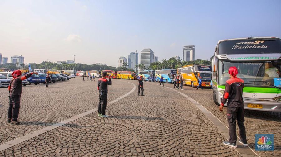 Buruh menghadiri peringatan Hari Buruh atau May Day di kawasan Monas, Jakarta, Kamis (1/5/2025). (CNBC Indonesia/Faisal Rahman) Buruh menghadiri peringatan Hari Buruh atau May Day di kawasan Monas, Jakarta, Kamis (1/5/2025). (CNBC Indonesia/Faisal Rahman)