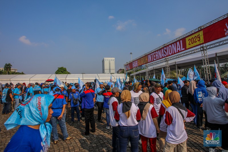 Buruh menghadiri peringatan Hari Buruh atau May Day di kawasan Monas, Jakarta, Kamis (1/5/2025). (CNBC Indonesia/Faisal Rahman) Buruh menghadiri peringatan Hari Buruh atau May Day di kawasan Monas, Jakarta, Kamis (1/5/2025). (CNBC Indonesia/Faisal Rahman)