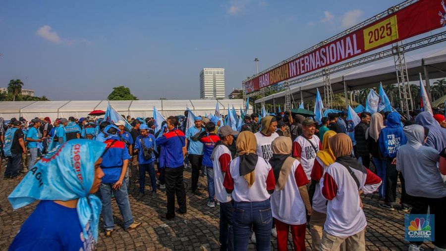 Buruh menghadiri peringatan Hari Buruh atau May Day di kawasan Monas, Jakarta, Kamis (1/5/2025). (CNBC Indonesia/Faisal Rahman) Buruh menghadiri peringatan Hari Buruh atau May Day di kawasan Monas, Jakarta, Kamis (1/5/2025). (CNBC Indonesia/Faisal Rahman)