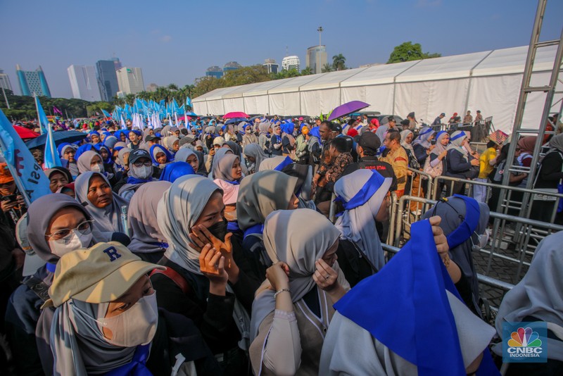 Buruh menghadiri peringatan Hari Buruh atau May Day di kawasan Monas, Jakarta, Kamis (1/5/2025). (CNBC Indonesia/Faisal Rahman) Buruh menghadiri peringatan Hari Buruh atau May Day di kawasan Monas, Jakarta, Kamis (1/5/2025). (CNBC Indonesia/Faisal Rahman)